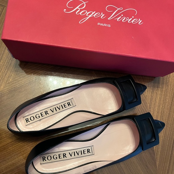 Roger Vivier Black Grommettine Buckle Pointed Toe Flats - Picture 2 of 6